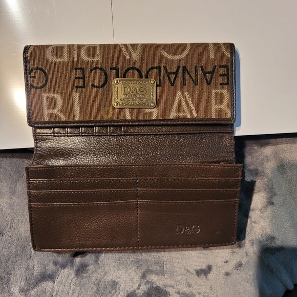 Dolce & Gabanna - Picture 5 of 6